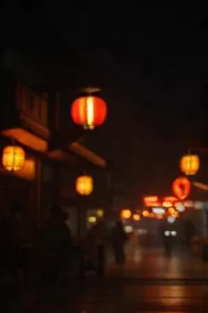《静水之下》中平静湖面与倒影的宽幅构图